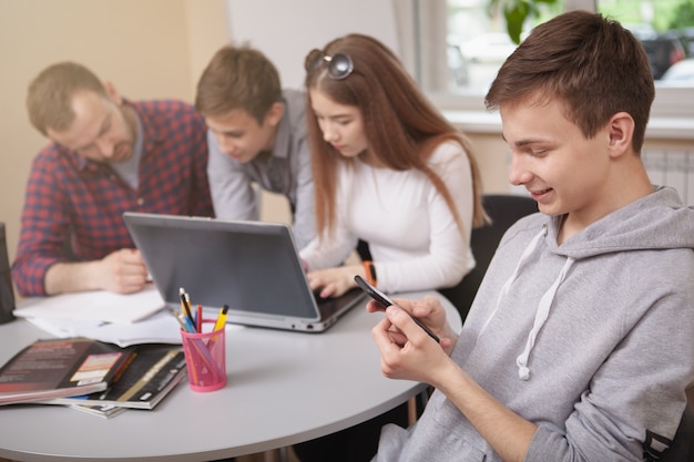 Tiener klasgenoten studeren samen