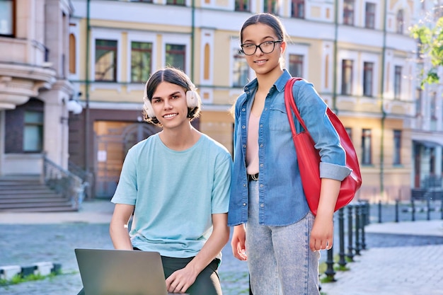 Tiener mannelijk en vrouwelijk met behulp van laptop voor studie vrije tijd buiten