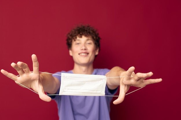 Tiener medisch masker bescherming poseren geïsoleerde achtergrond ongewijzigd