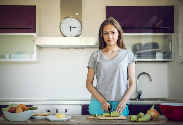 Tiener meisje alleen koken