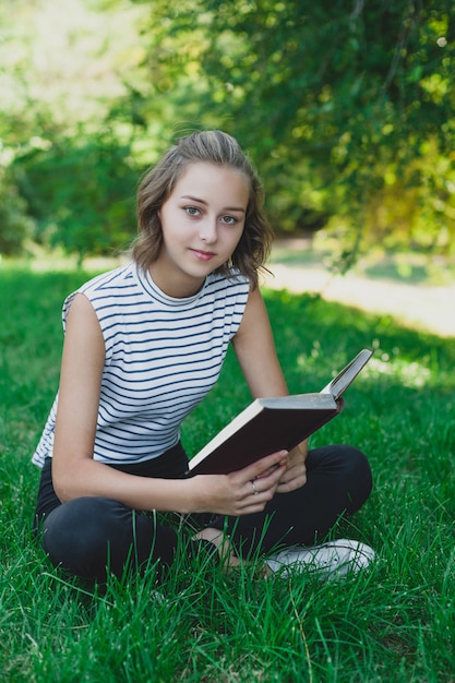 Foto tiener meisje leesboek