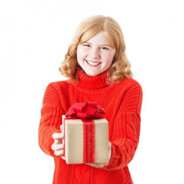 Tiener meisje met cadeau in doos geïsoleerd op wit