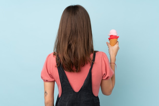 tiener meisje met een cornet-ijs