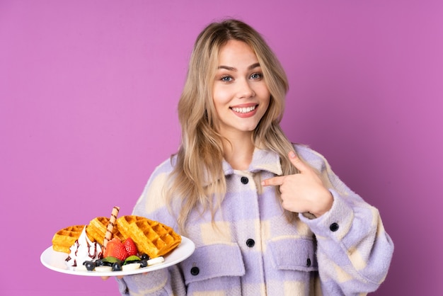 Tiener meisje met wafels met verrassingsgelaatsuitdrukking