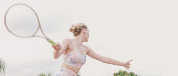 Tiener meisje tennissen, gezonde jonge atleten opleiding, actief welzijn concept