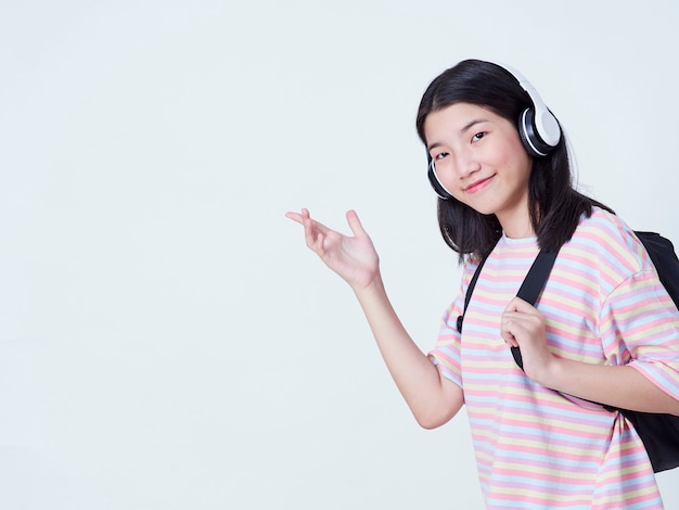 Tiener meisje tijdens het luisteren naar muziek