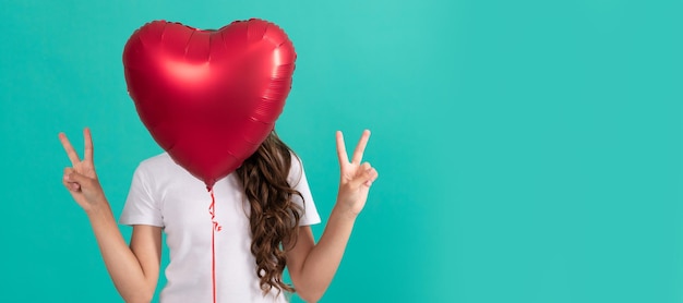 Tiener meisje verstopt achter rood hart partij ballon voor Valentijnsdag liefde symbool vrede geature vrede Kid meisje portret met hart liefde symbool horizontale poster Banner koptekst met kopie ruimte