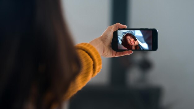 Tiener meisje video bellen vriend online glimlachende vrouw genieten van webconferentie