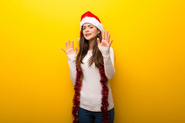 Tiener meisje viert kerstvakantie is een beetje nerveus en bang