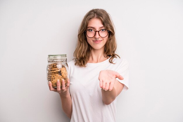 Tiener meisje zelfgemaakte koekjes concept