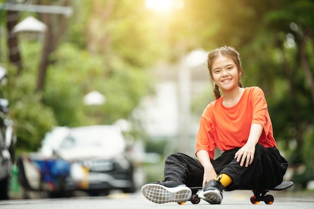 Tiener meisje zittend op skateboard