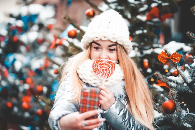 tiener met lolly selfie maken met de kerstboom