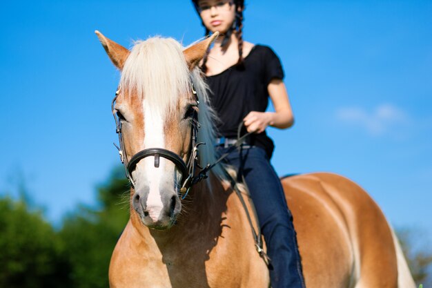 Tiener met paard