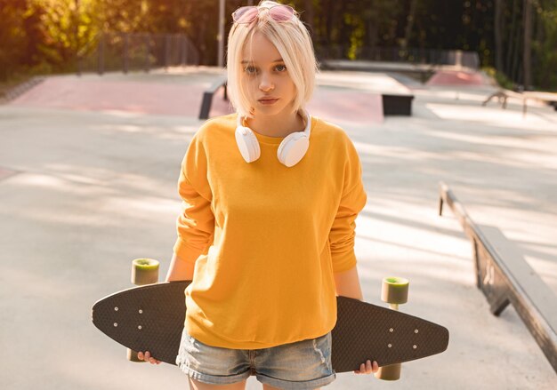 Tiener met skateboard in skatepark