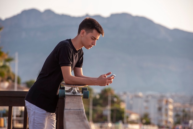 Tiener met zijn lange plank in promenade