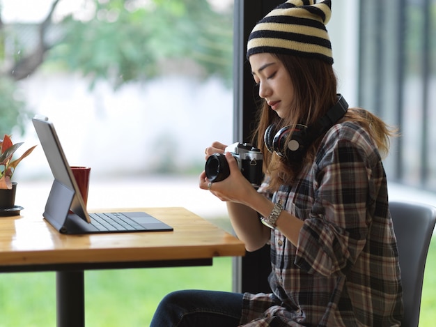 Tiener ontspannen in café met digitale tablet