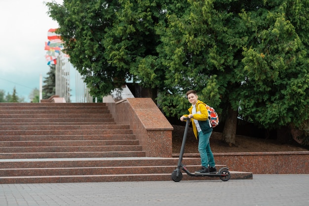 Tiener op elektrische scooter.