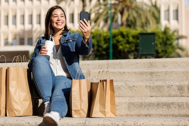 Tiener praten een selfie buitenshuis