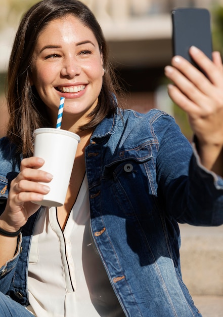 Foto tiener praten een selfie buitenshuis