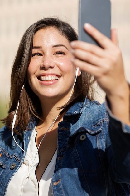 Foto tiener praten een selfie buitenshuis