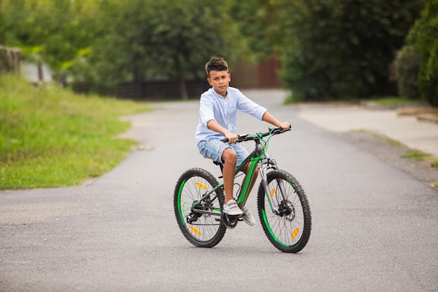 Tiener rijdt op een fiets