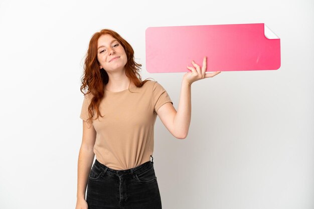 Tiener roodharige meisje geïsoleerd op een witte achtergrond met een leeg bordje
