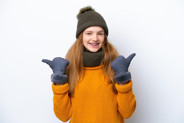 Foto tiener russisch meisje dragen winterjas geïsoleerd op een witte achtergrond met duim omhoog gebaar en lachend