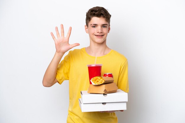 Tiener Russische man met fastfood geïsoleerd op een witte achtergrond die vijf met vingers telt