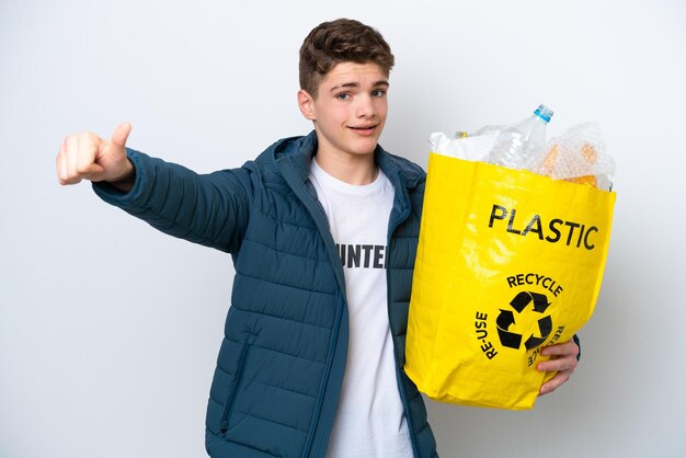 Tiener Russische met een zak vol plastic flessen om te recyclen op een witte achtergrond en geeft een duim omhoog gebaar
