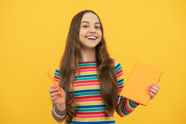 Tiener schoolmeisje met boeken Schoolmeisje student