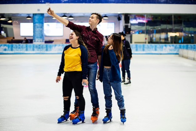 Tiener selfie samen bij schaats