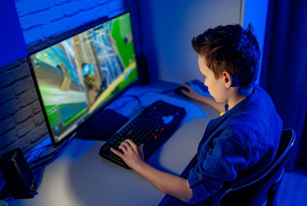 Tiener speelt videogames. thuis verslaafd aan videogames