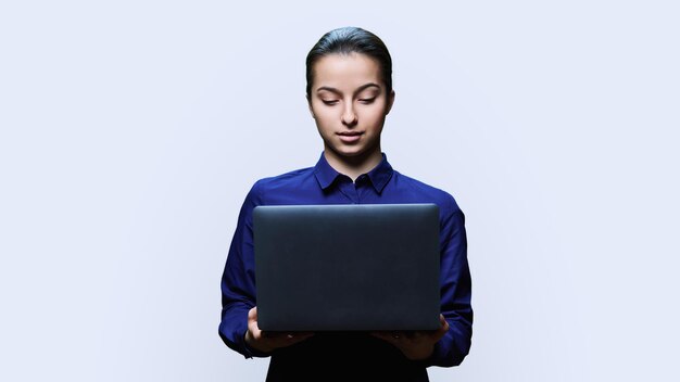 Tiener student met laptop op witte achtergrond