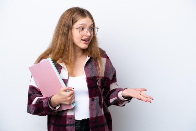 Tiener student Russisch meisje geïsoleerd op een witte achtergrond met verrassing expressie terwijl opzij kijken