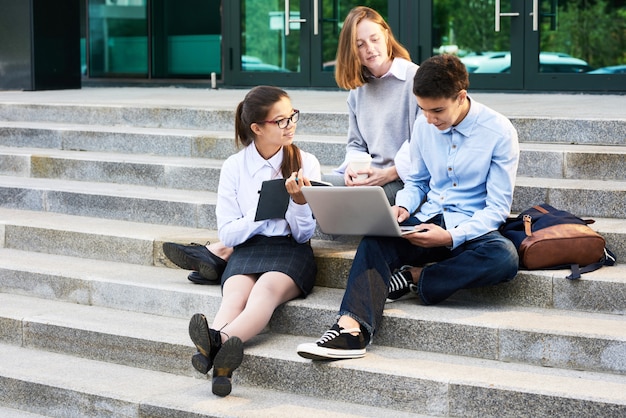 Tiener studenten werken aan schoolproject