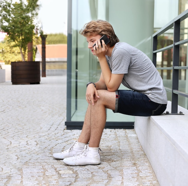 Tiener typt tekstbericht met behulp van slimme telefoon