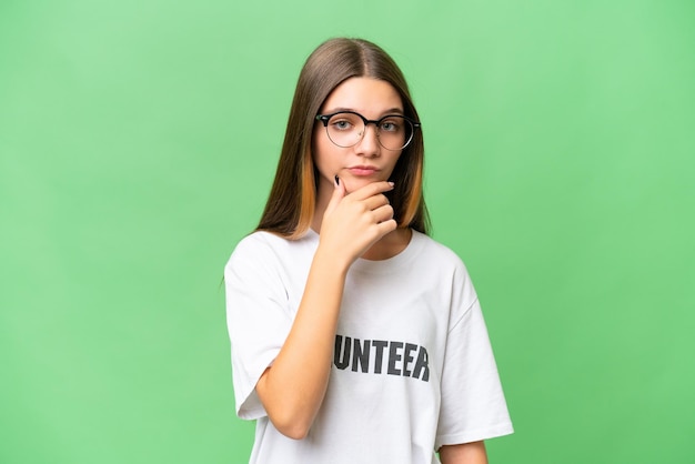 Tiener vrijwillig blank meisje over geïsoleerde achtergrond denken