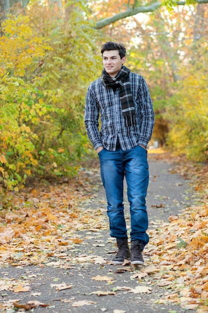 Tiener wandelen in herfst park