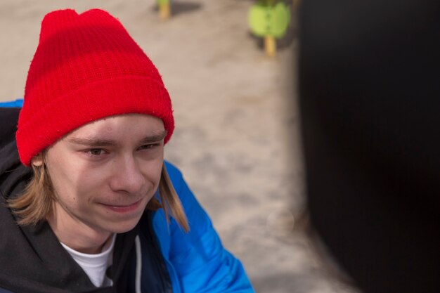 Tienerjongen en een meisje op een wandeling in de stad in de lente in lichte kleding