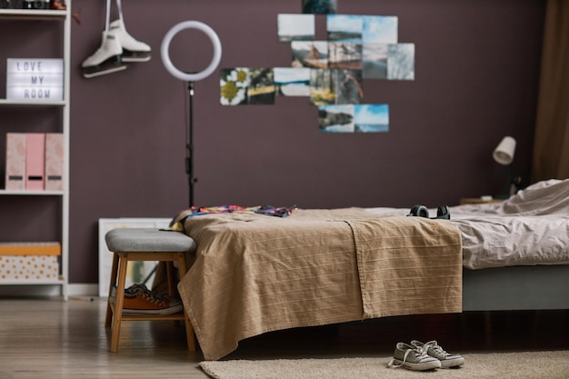 Tienerkamerinterieur met bedhobby-items