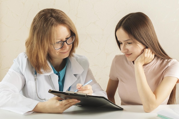 tienermedische hulp tienermeisje bij een doktersconsultatie in een medische kliniek