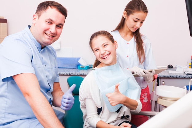 Tienermeisje bij de tandheelkundige kliniek, diagnose en beet fix