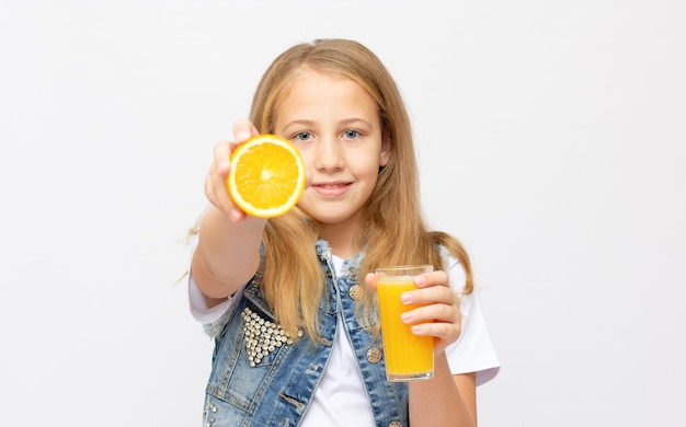 Tienermeisje die glas jus d'orange op witte achtergrond houden