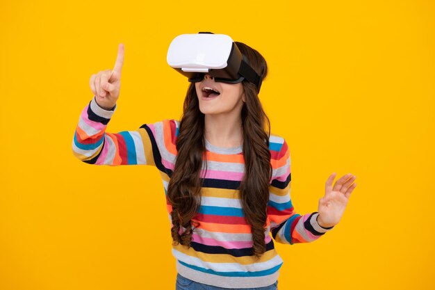 Tienermeisje die virtual reality-brilhoofdtelefoon dragen vr Verbindingstechnologie nieuwe generatie vooruitgangsconcept Virtual reality 3D-gadget Verbaasde tiener Opgewonden tienermeisje