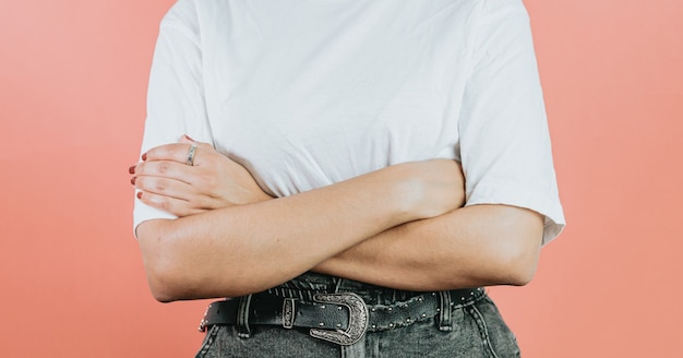 Foto tienermeisje die zich over geïsoleerde en glimlachende kleurrijke achtergrond bevinden. jonge vrouw gekleed in wit t-shirt, lege ruimte t-shirt kopie ruimte, ontwerp, winkelen commercieel schot