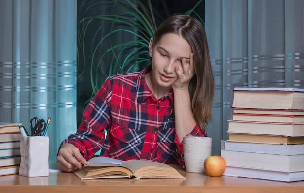 Tienermeisje doet haar huiswerk