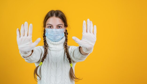 Tienermeisje draagt een masker terwijl de pandemische quarantaine van het coronavirus het coronavirus stopt