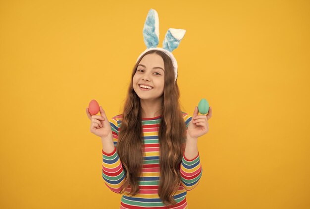Tienermeisje draagt konijnenoren paashaas eieren zoeken, gewoon plezier hebben, positieve emoties uiten
