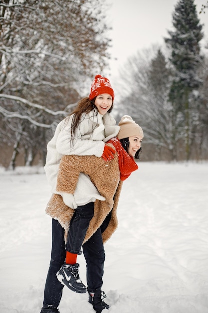 Tienermeisje en haar moeder hebben plezier in het winterpark