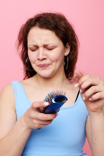 Tienermeisje houdt niet van kam op haar emotie geïsoleerde achtergrond ongewijzigd